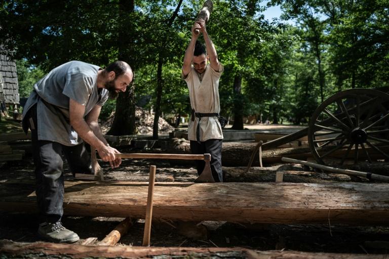 Château fort de Guédelon: un chantier à remonter le temps, tourné vers l