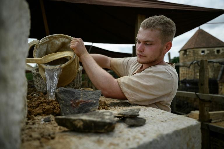 Château fort de Guédelon: un chantier à remonter le temps, tourné vers l