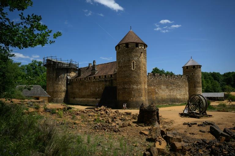 Château fort de Guédelon: un chantier à remonter le temps, tourné vers l'avenir