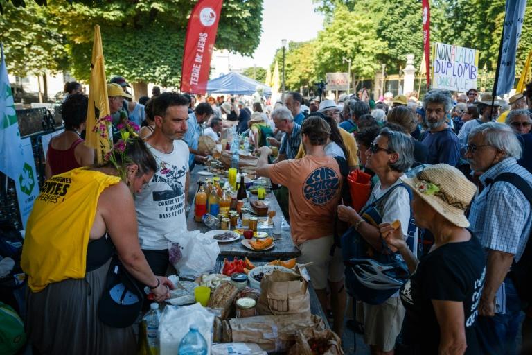 "Banquet paysan" devant le Sénat pour dire "non à la loi Duplomb"