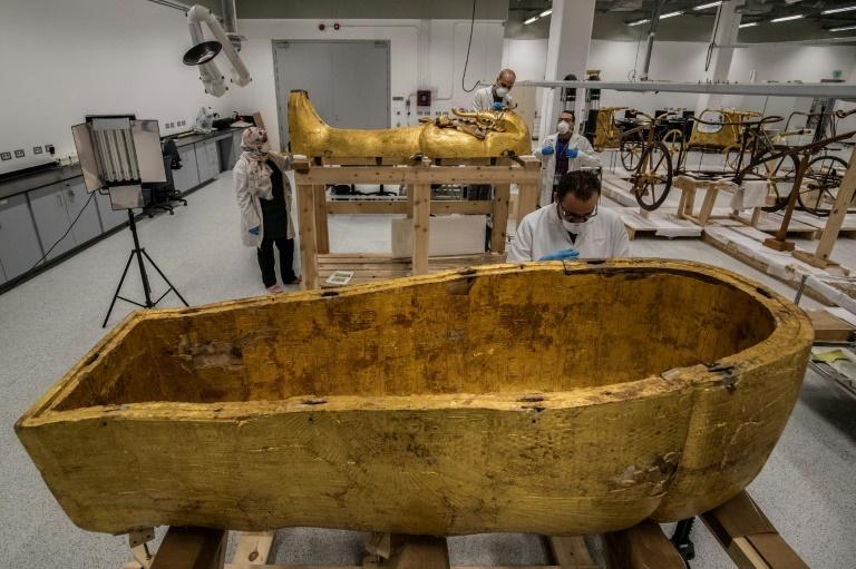 Le patient travail des restaurateurs égyptiens sur les trésors de Toutânkhamon