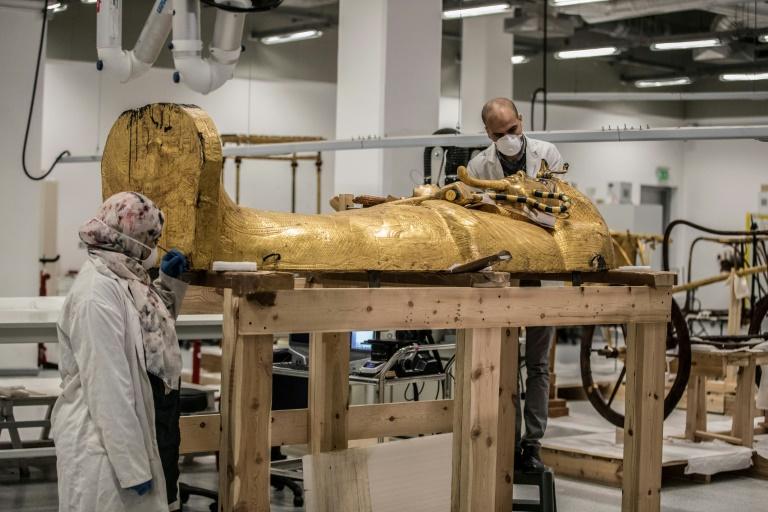 Le patient travail des restaurateurs égyptiens sur les trésors de Toutânkhamon