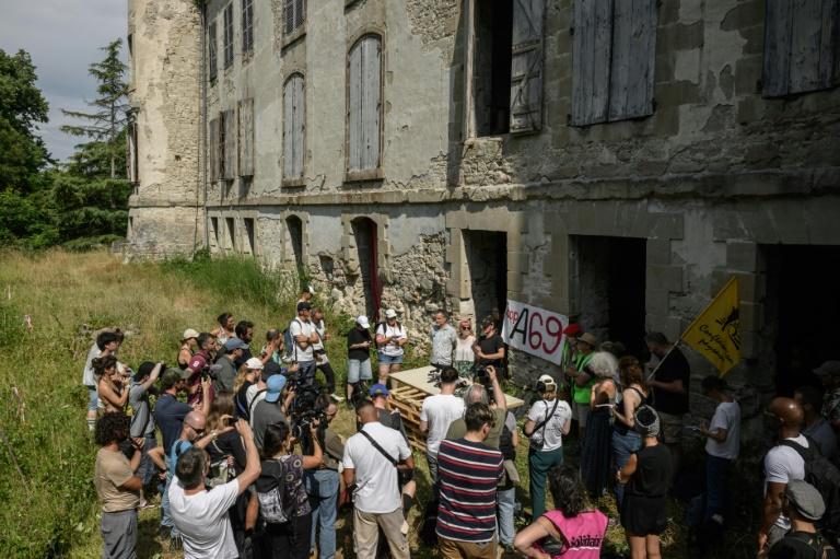 Quelque 800 personnes, certaines masquées, à la mobilisation anti-A69 selon le préfet