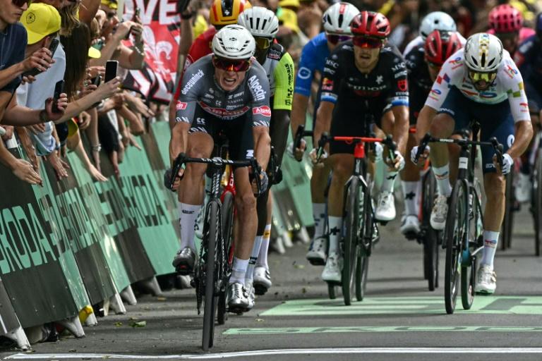 Tour de France: abandon du sprinteur belge Jasper Philipsen après une lourde chute