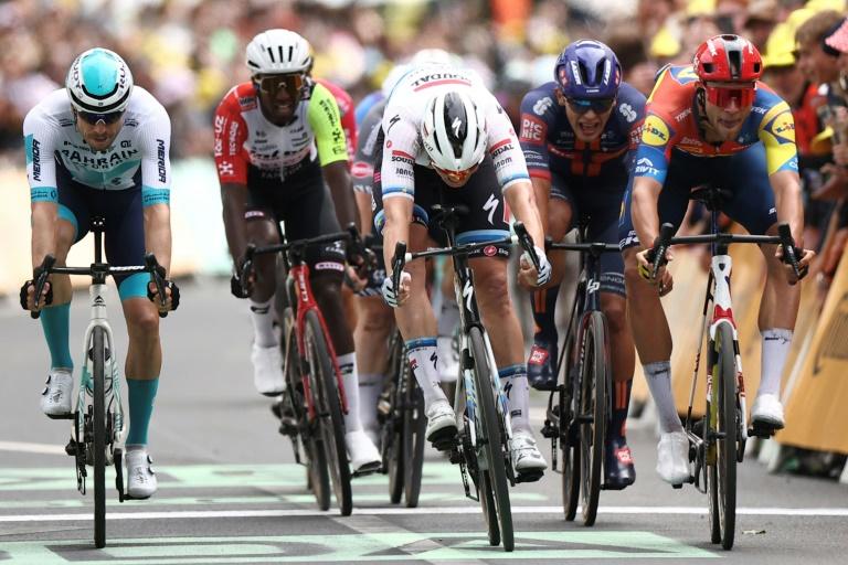 Tour de France: Tim Merlier gagne une troisième étape marquée par les chutes