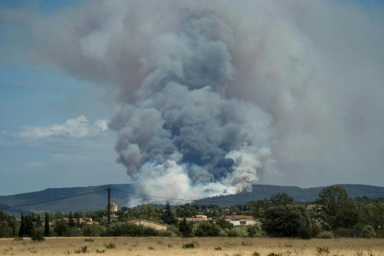Un feu parcourt 1.450 hectares près de Narbonne, habitants évacués, A9 fermée