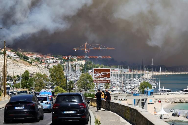 Le feu à Marseille en "très nette régression", l'évaluation des dégâts commence