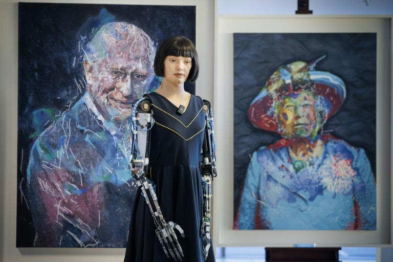 Le robot peintre Ai-Da assure ne pas vouloir "remplacer les artistes humains"