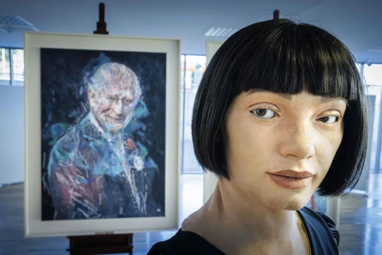 Le robot peintre Ai-Da assure ne pas vouloir "remplacer les artistes humains"