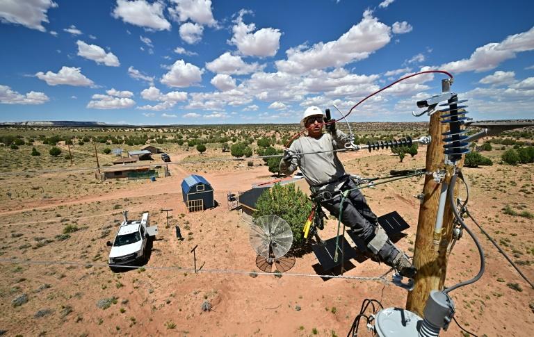 Face aux canicules, le combat des Amérindiens Navajo pour l'électricité et la clim