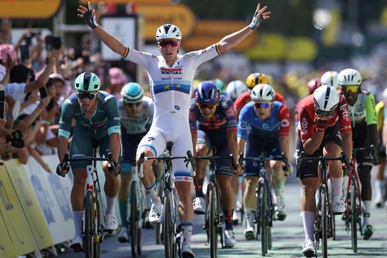 Tour de France: Merlier brise les ailes de Van der Poel à Châteauroux