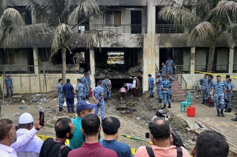 Crash d'un avion militaire sur une école au Bangladesh: le bilan monte à 27 morts