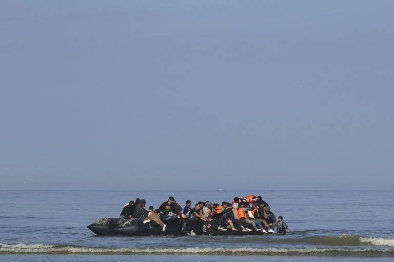 Le Royaume-Uni prend de premières sanctions contre des passeurs de migrants