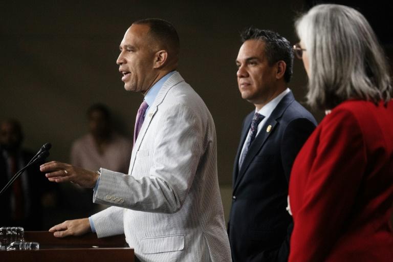 Obama à nouveau ciblé par la Maison Blanche, confrontée à une polémique Epstein sans répit