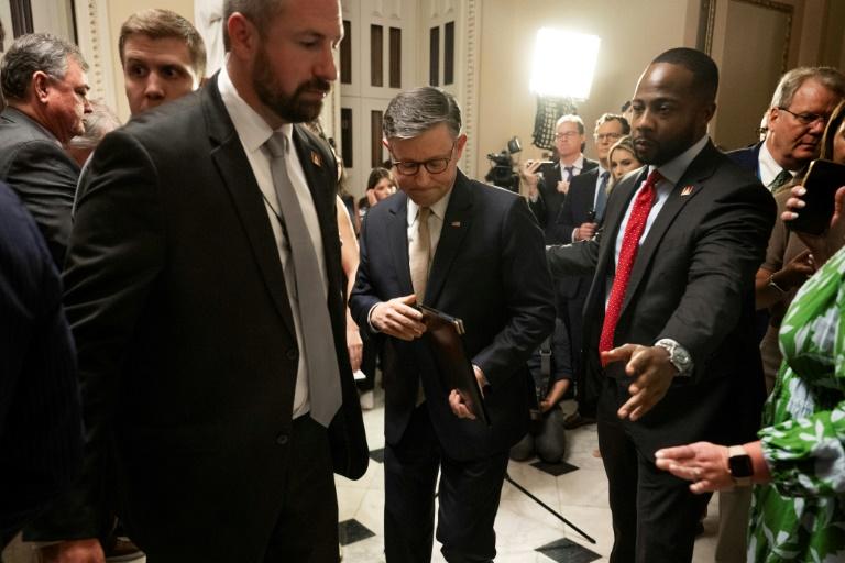 Obama à nouveau ciblé par la Maison Blanche, confrontée à une polémique Epstein sans répit