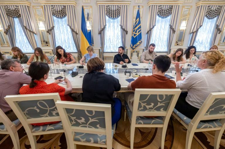 Zelensky assure que des discussions "ont commencé" sur une rencontre avec Poutine