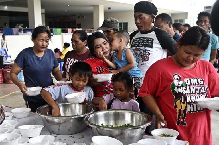 Les déplacés cambodgiens et thaïlandais entre espoir et méfiance après l'annonce de trêve