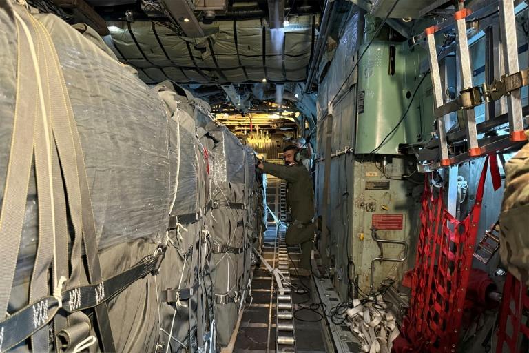 A bord d'un C-130 jordanien, le largage d'aide sur les ruines de Gaza