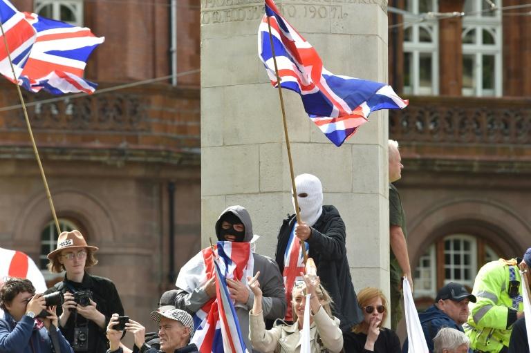Nouveaux heurts lors de manifestations anti-migrants au Royaume-Uni