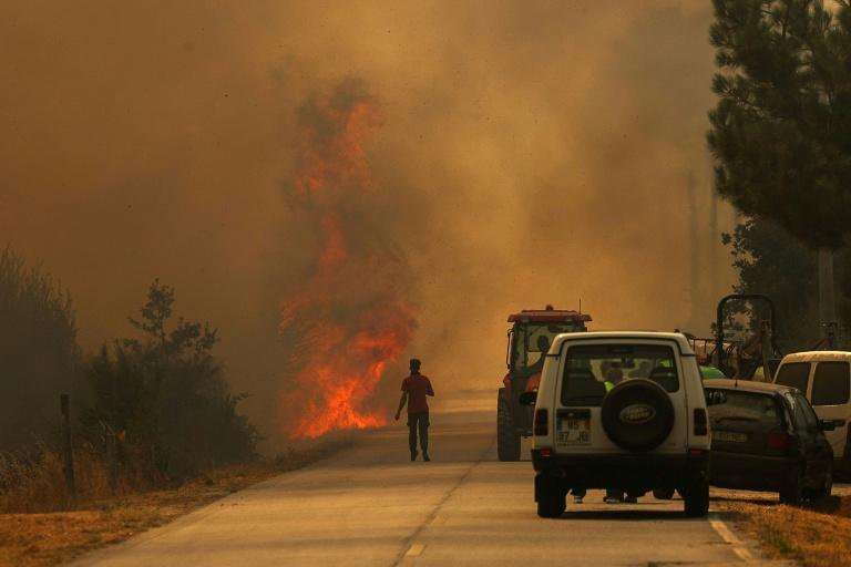 Incendies: un premier mort au Portugal, alerte maximale en Espagne