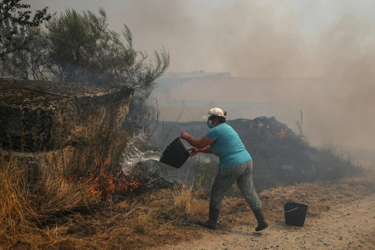 Incendies: un premier mort au Portugal, alerte maximale en Espagne