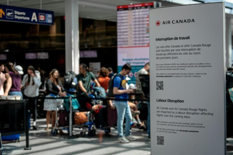 Les avions d'Air Canada cloués au sol par une grève des hôtesses et stewards