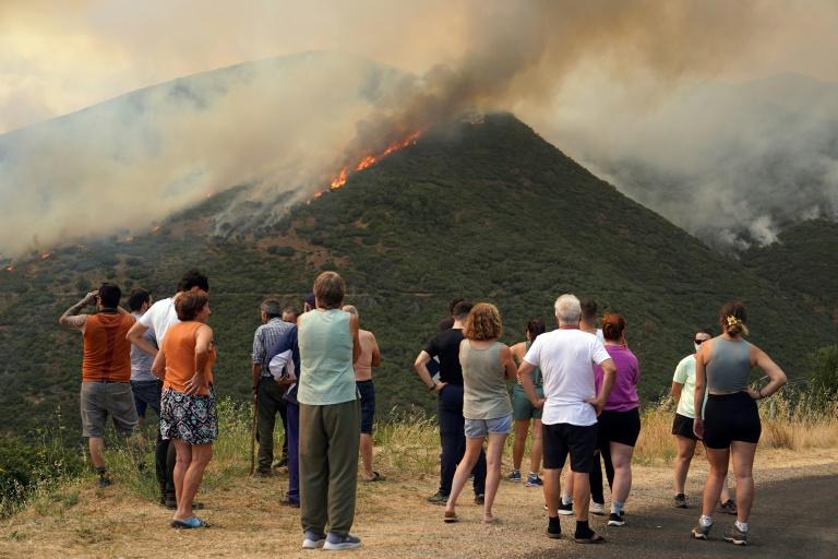 Lutte sans répit contre les incendies en Espagne et au Portugal, déjà six morts