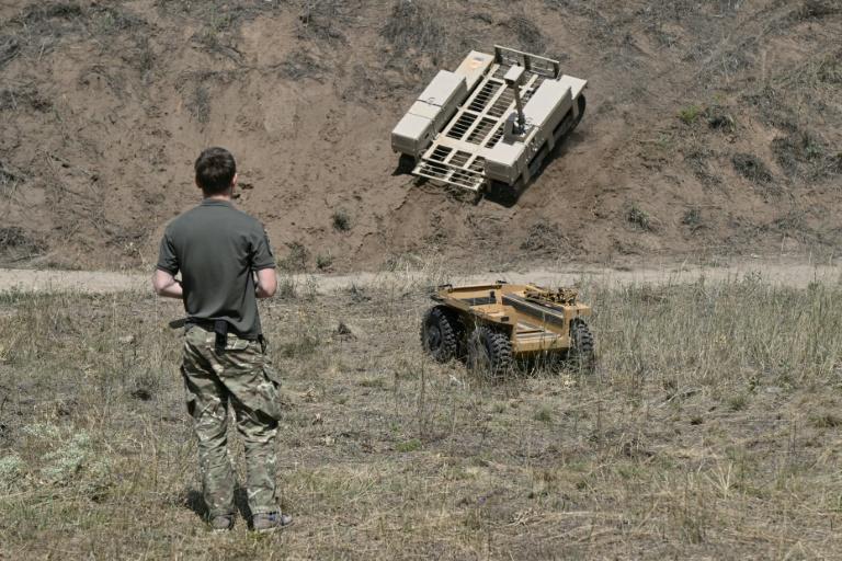 Sous un ciel parsemé de drones, des robots pour aider les médecins militaires ukrainiens