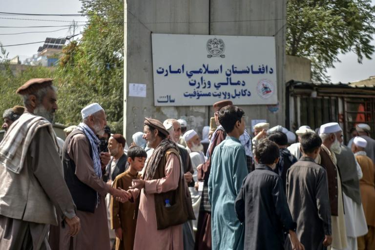 Après quatre ans d'attente, les retraités afghans soulagés de toucher leurs pensions
