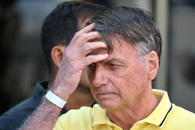 Un juge brésilien ordonne une surveillance permanente de Bolsonaro pour "risque de fuite"