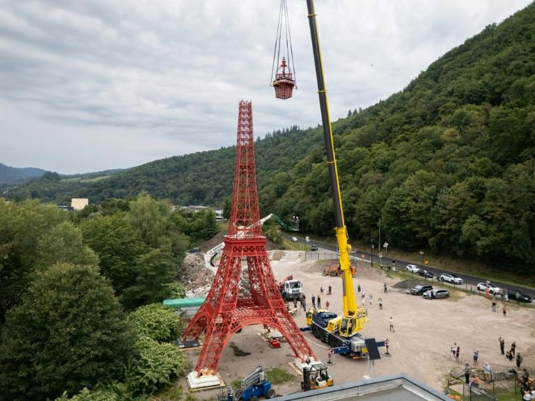 En Alsace, l'incroyable montage d'une fidèle réplique de tour Eiffel