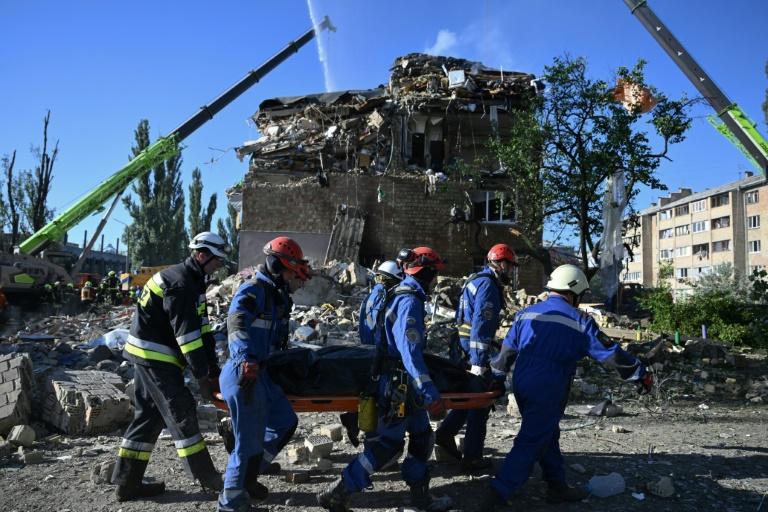 Ukraine: Zelensky appelle a renforcer la pression sur Poutine après les frappes mortelles