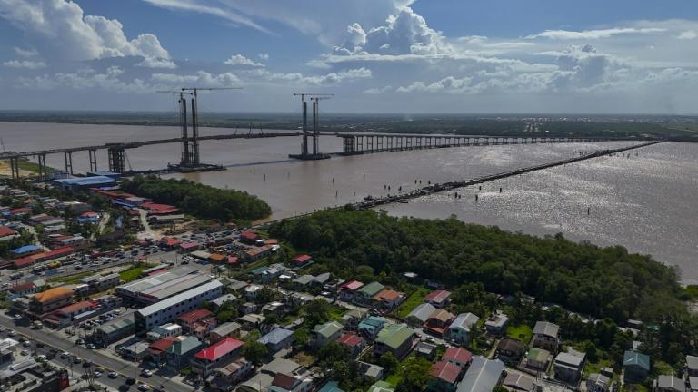 Petit pays aux grandes réserves de pétrole le Guyana veut échapper à la malédiction de l