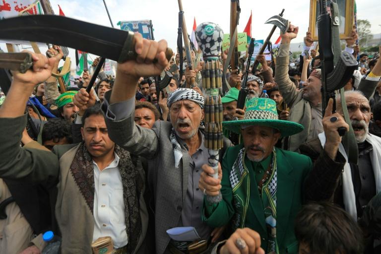 Yémen: les Houthis enterrent leurs ministres tués dans un raid israélien
