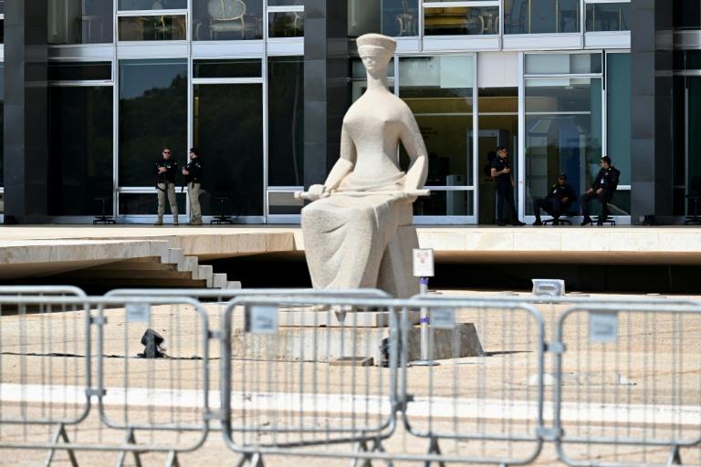 Brésil: le destin de Bolsonaro entre les mains de la Cour suprême