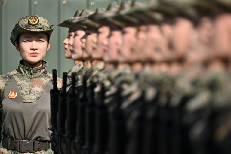 Kim et Poutine aux côtés du président chinois pour un défilé militaire géant