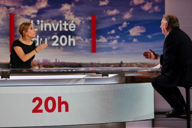 Vote de confiance: Bayrou martèle son message et évoque l