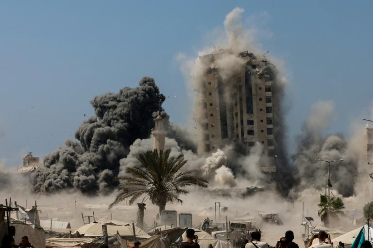 L'armée israélienne frappe une tour dans la ville de Gaza, au 700e jour de la guerre