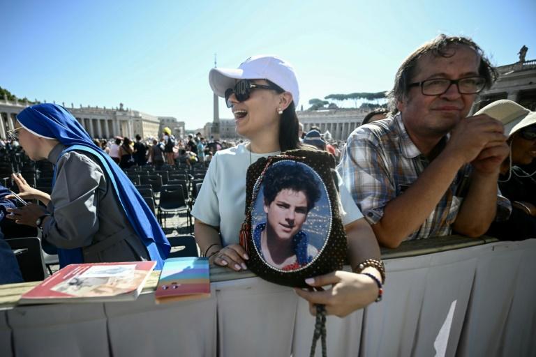 Foule compacte au Vatican pour la canonisation du premier millenial