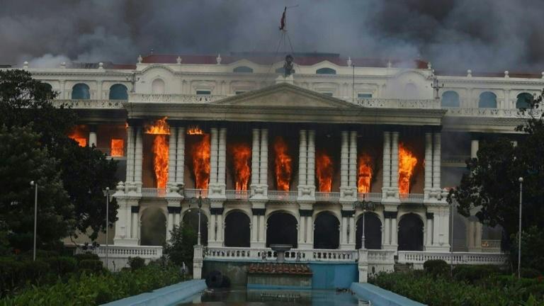 Népal: l'armée contrôle Katmandou et ouvre les discussions sur l'avenir du pays