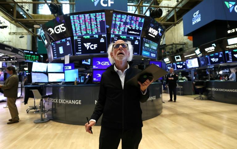 Triple record à Wall Street, poussée par les perspectives de baisses des taux