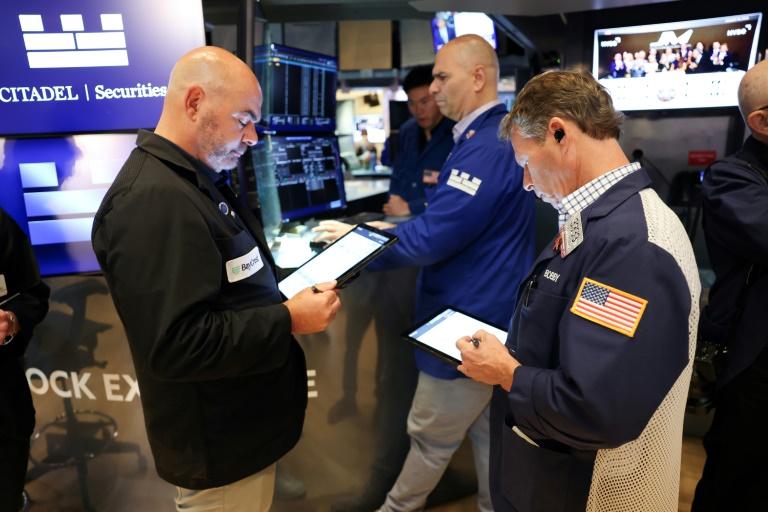 Triple record à Wall Street, poussée par les perspectives de baisses des taux