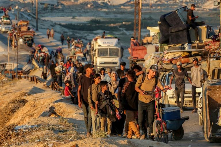 A pied ou entassés dans des camionnettes, des milliers de Palestiniens fuient Gaza-ville