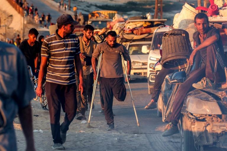 A pied ou entassés dans des camionnettes, des milliers de Palestiniens fuient Gaza-ville