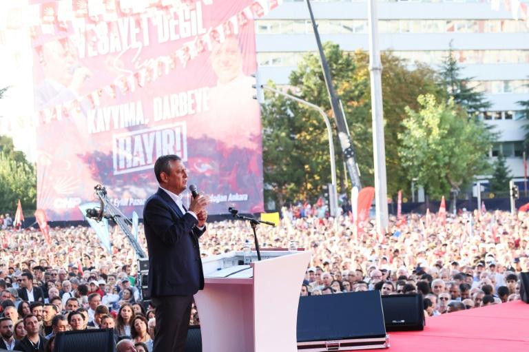 Turquie : avant une audience cruciale pour le CHP, des dizaines de milliers de personnes défilent à Ankara