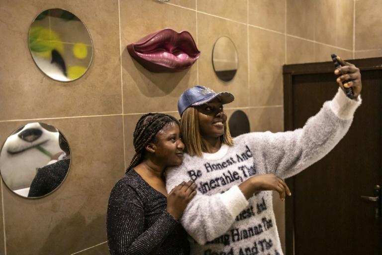 "Miroir miroir": dans les toilettes branchées, les Nigérianes sont les reines du selfie