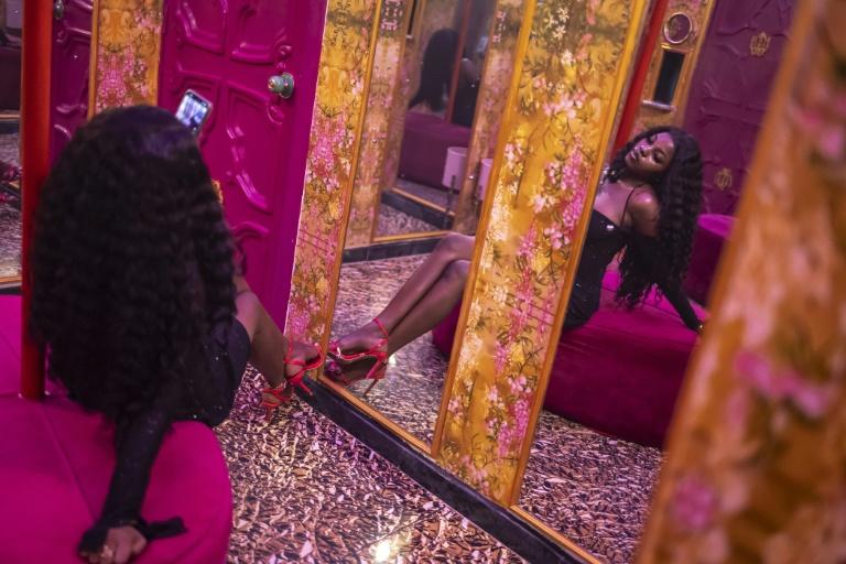 "Miroir miroir": dans les toilettes branchées, les Nigérianes sont les reines du selfie