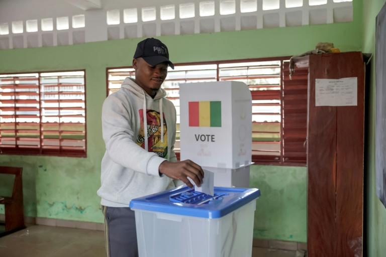 Les Guinéens votent en vue d'un retour à l'ordre constitutionnel, l'opposition boycotte