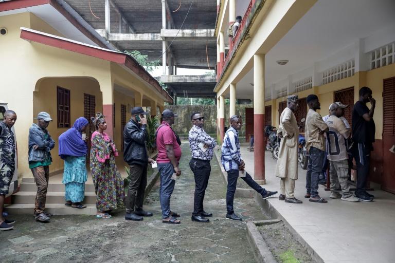 Les Guinéens votent en vue d