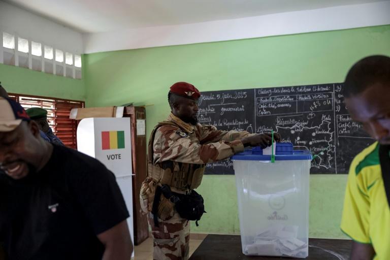 Les Guinéens votent en vue d